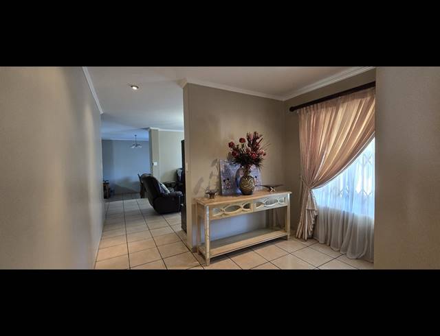4 BEDROOM HOUSE FOR SALE IN ROOIHUISKRAAL NORTH